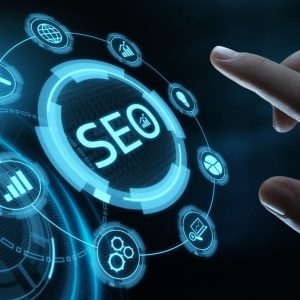 Mano interactuando con interfaz digital de optimización SEO, representando un servicio SEO básico y esencial para pequeñas empresas que buscan visibilidad online.